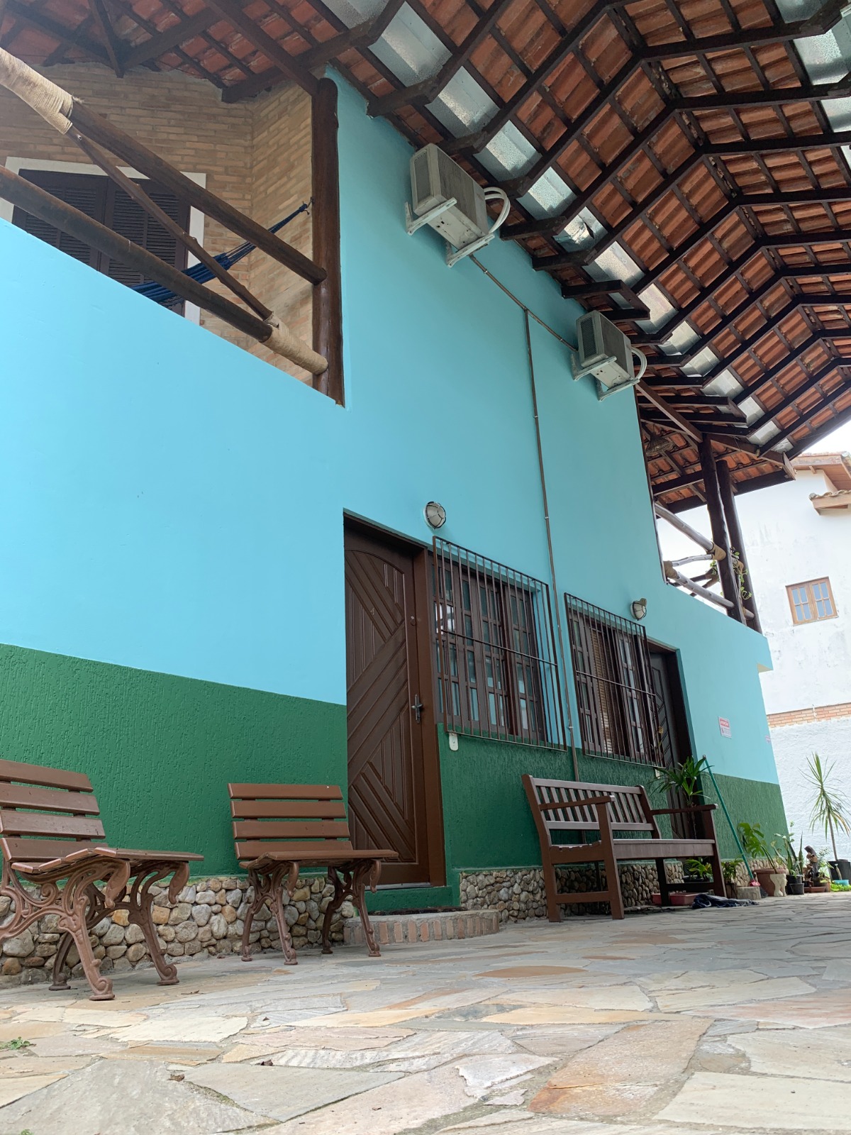 Área coberta do chalé com varanda